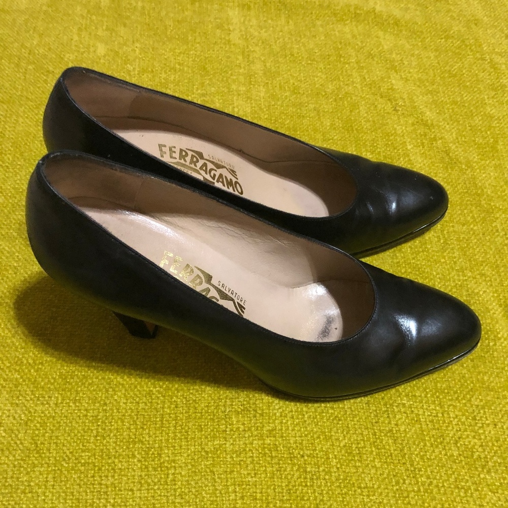 Salvatore Ferragamo Black Pumps size 9B